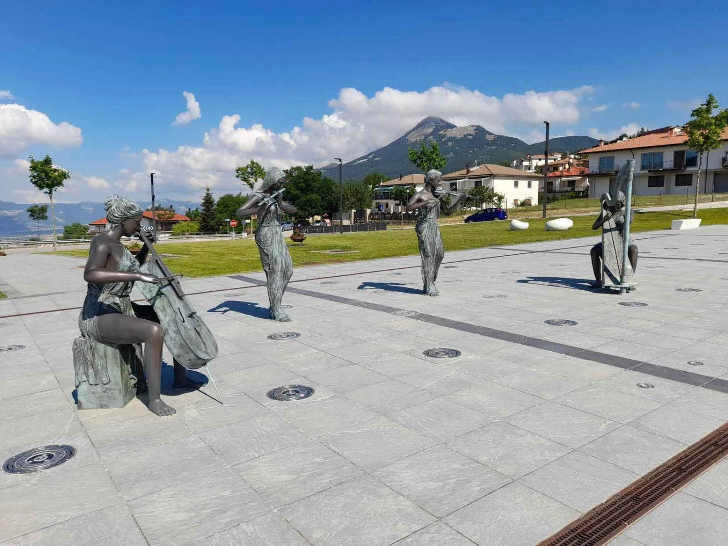 Mała architektura na placu miejskim  z gresu.webp